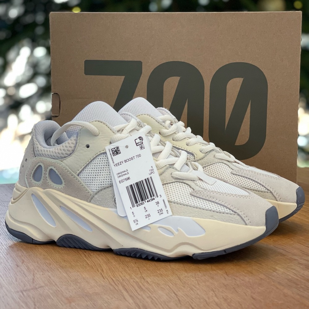 Yeezy Analog Boost 700. Brand new with tags and box size 5.5 mens womens 6.5/7